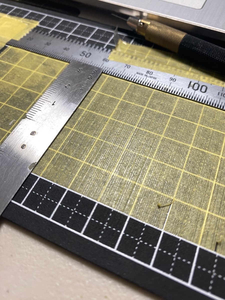 0.5mm幅のマスキングを大量生産中。