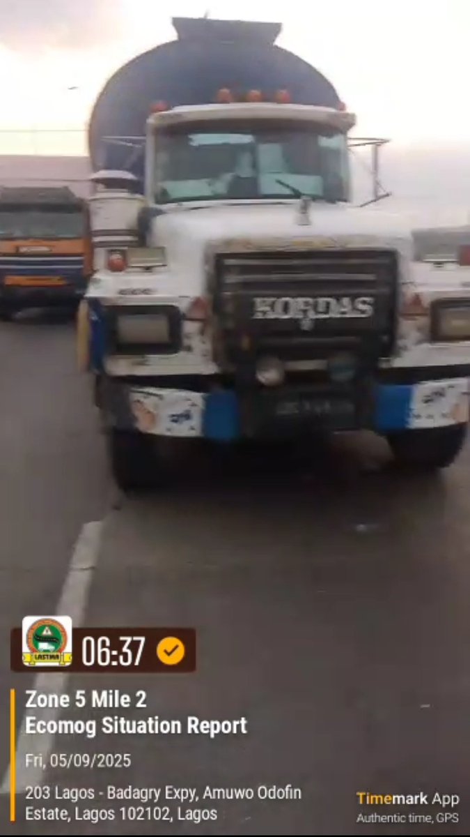 followlastma's tweet image. [7:29AM] #Mile2
#GhanaMotorPark
#Durbar
#BreakdownReport

Picture of a loaded Tanker with a rear tyre problem at Ghana Park inward Durbar Junction on the service lane, occupying 50% of the road.

Our personnel have hastened the driver/owner for its repair and move it off the