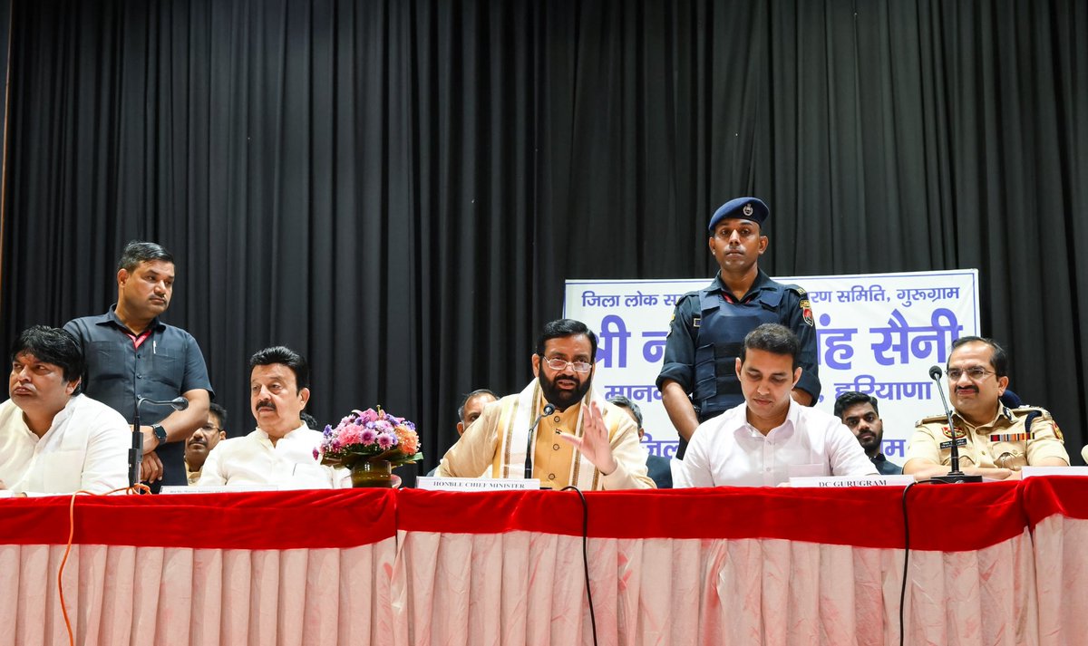 NayabSainiBJP's tweet image. नागरिकों की समस्याओं का समाधान हमारी प्राथमिकता है, इसी क्रम में आज गुरुग्राम में आयोजित &apos;जिला लोक संपर्क एवं कष्ट निवारण समिति&apos; की बैठक में आये हुए लोगों की समस्याओं को सुना और मौक़े पर ही परिवादों के उचित निस्तारण हेतु संबंधित अधिकारियों को निर्देश दिए।