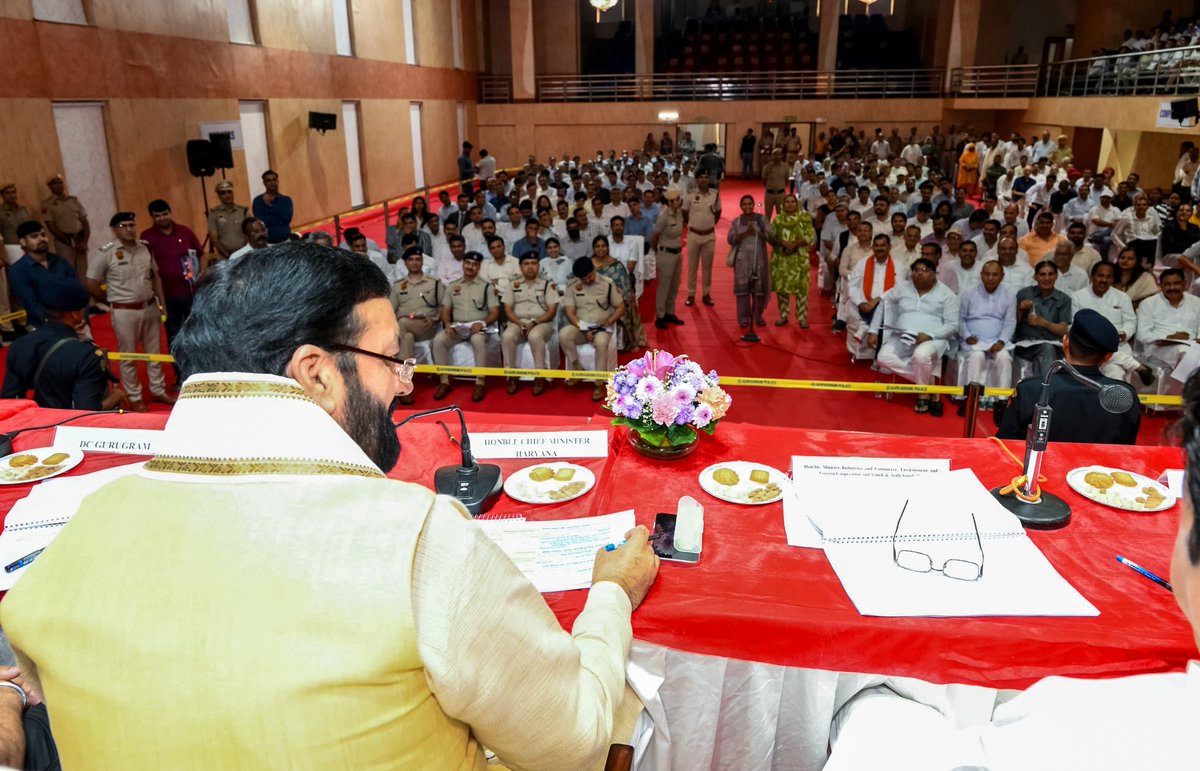 NayabSainiBJP's tweet image. नागरिकों की समस्याओं का समाधान हमारी प्राथमिकता है, इसी क्रम में आज गुरुग्राम में आयोजित &apos;जिला लोक संपर्क एवं कष्ट निवारण समिति&apos; की बैठक में आये हुए लोगों की समस्याओं को सुना और मौक़े पर ही परिवादों के उचित निस्तारण हेतु संबंधित अधिकारियों को निर्देश दिए।