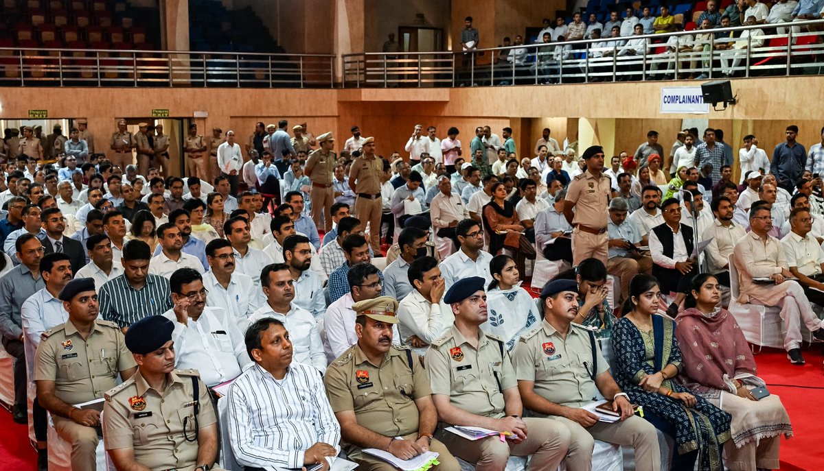 NayabSainiBJP's tweet image. नागरिकों की समस्याओं का समाधान हमारी प्राथमिकता है, इसी क्रम में आज गुरुग्राम में आयोजित &apos;जिला लोक संपर्क एवं कष्ट निवारण समिति&apos; की बैठक में आये हुए लोगों की समस्याओं को सुना और मौक़े पर ही परिवादों के उचित निस्तारण हेतु संबंधित अधिकारियों को निर्देश दिए।