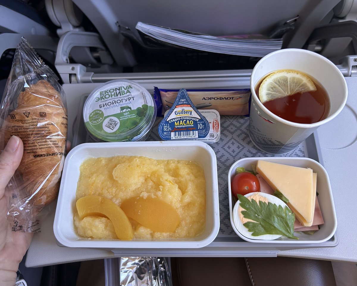 не хотелось бы хвастаться, но меня покормили в самолете 

(И ВЫЛЕТ БЫЛ БЕЗ ЗАДЕРЖЕК!!)