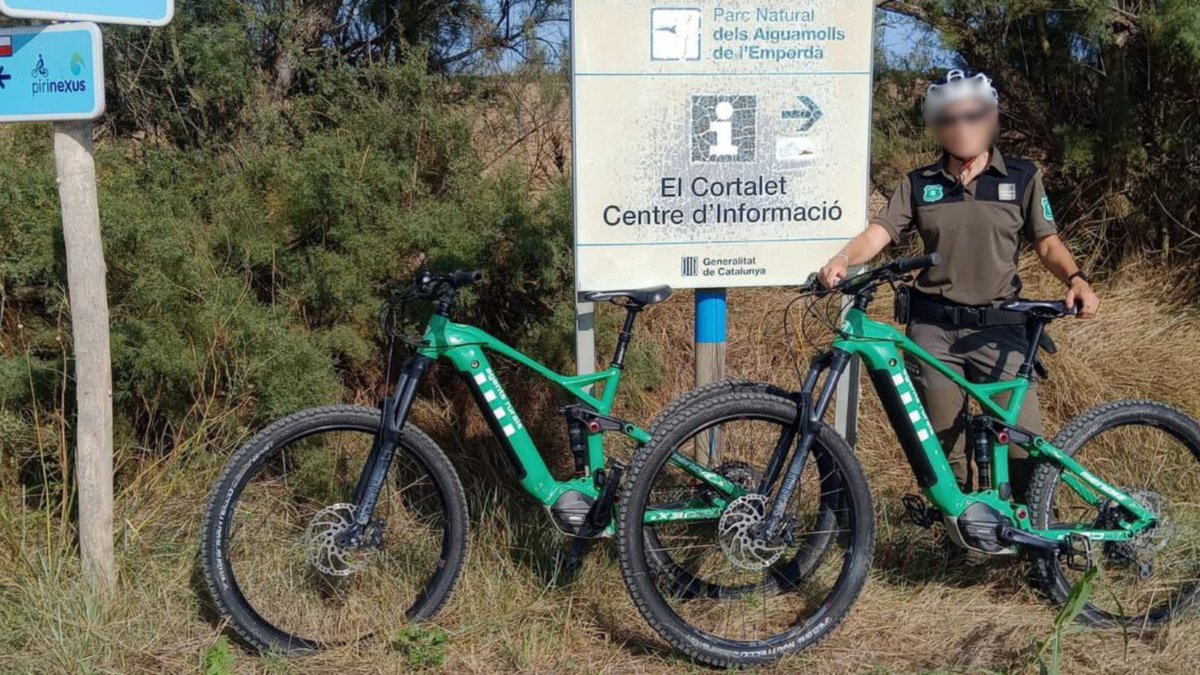 agentsruralscat's tweet photo. 🚨 En el marc del pla de reforç de vigilància d'#ENPE, controlem l’accés a vials no autoritzats a la circulació motoritzada al #PNAiguamolls @parcscat.
🌿 Respectar la normativa dels parcs naturals és clau per protegir la biodiversitat i garantir la convivència amb l’entorn. https://t.co/OFzSVACqTH