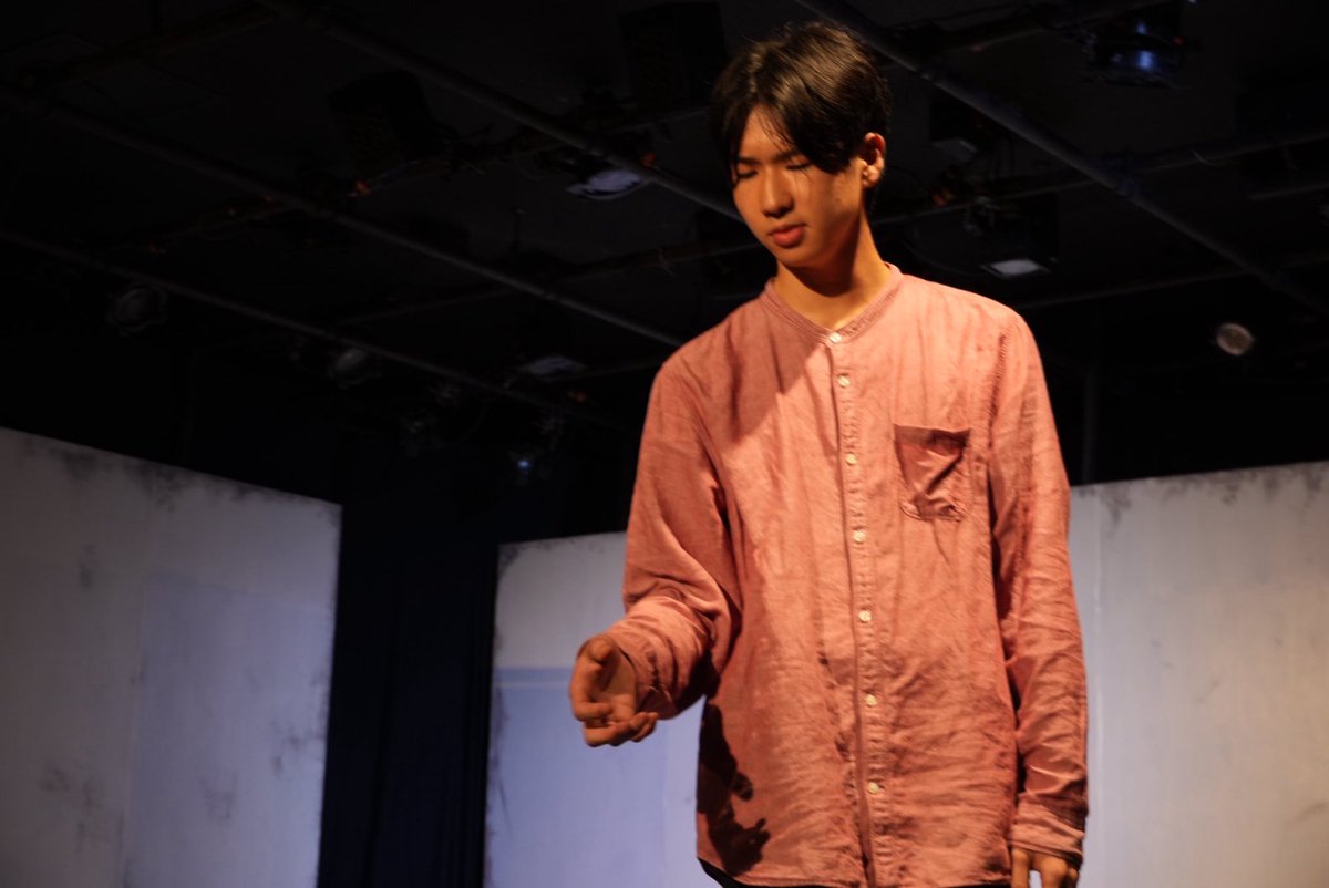 『HIDEOUT』開幕いたしました📚

夜回
受付開始・開場　17:30
開演　18:00
公演時間　120分(途中休憩なし)
当日券あり

皆様のご来場お待ちしております。
※台風の予報が出ております。お時間に余裕を持ってご来場ください。

撮影：發見様