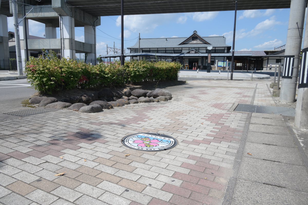 【県内初！マンホール蓋での広告事業を開始】
8月27日、下水道に対する理解・関心を高めてもらうと共に、市の資産を有効活用することを目的とした伊達市マンホール広告事業のお披露目式が行われました。今回の事業で得られる広告収益は、下水道施設の維持管理費に充てられます。

(秘書広報課)