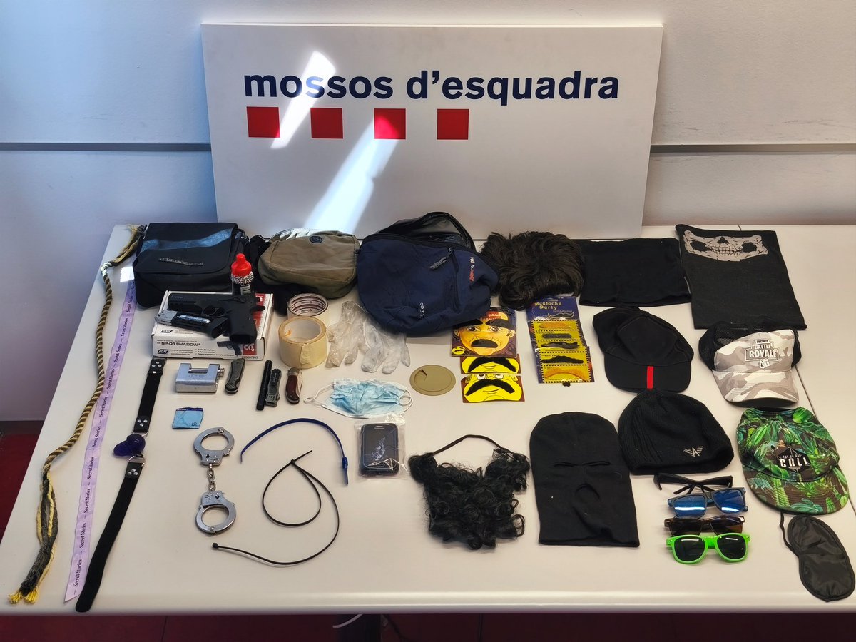 Els <a href="/mossos/">Mossos</a> detenen un violador que va atacar dues dones els passats 1 d’octubre i 24 de gener a Gavà. Es disfressava amb barret, ulleres de pasta, perruca, bigotis. A la primera agressió duia una arma blanca i va ferir la víctima i a la segona portava una pistola i un ganivet.