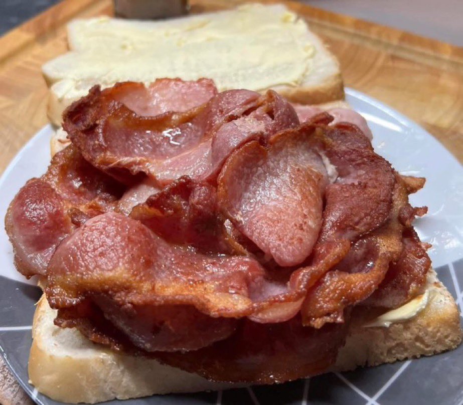 benonwine's tweet image. Who LOVES a Bacon Sarnie 🥓 ❤️

YES OR NO?