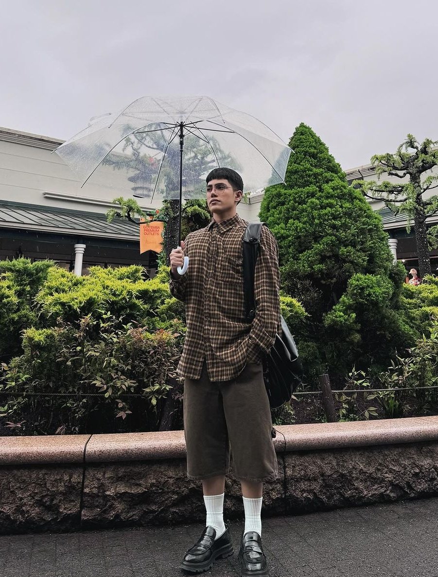 caareehzuuh's tweet photo. ☂️🖤🤍 https://t.co/ttdePL8Keh