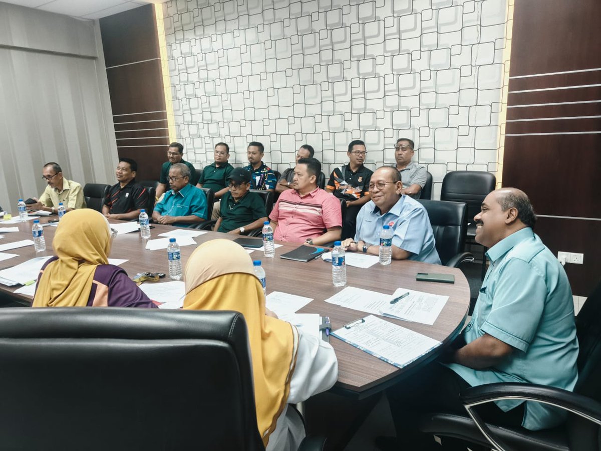 Vidyananthan's tweet photo. Saya Telah Mempengerusikan Mesyuarat Taskforce Hal Ehwal Felda DUN Kahang.

Antara Agenda Utama Yang Menjadi Keutamaan Kita Ialah Isu Lot Perumahan Generasi Kedua Felda. 
#ybyaya 
@TSVigneswaranSA @onnhafiz @MIC_Malaysia https://t.co/82ork3FVb4