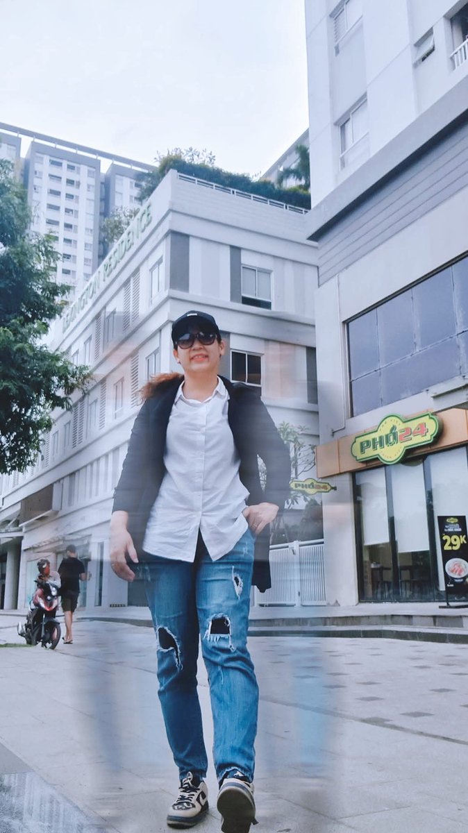 dongduyen24's tweet photo. ☘️ Bật mood "Hot - gơ"... mà hình như... nhầm qua nút "Găng - tơ" 😁
-----
Bạn nào Xì Gòn cuối tuần hẹn nhau chỗ ni CÀ PHÊ LUYỆN KHẨU NGỮ ko các bạn? 😊
#TiếngHoa 🌹 #TiếngTrung 🀄 #Getsgo luôn nha các bạn! 🥰
-----
✈️ Cô dạy tiếng Trung và có nhận tour đi du lịch Trung Quốc. Ib cô tư vấn chi tiết nhé. 
#DongYuanLaoshi #TiengHoaGiaKiem #ThienDuongTravel
