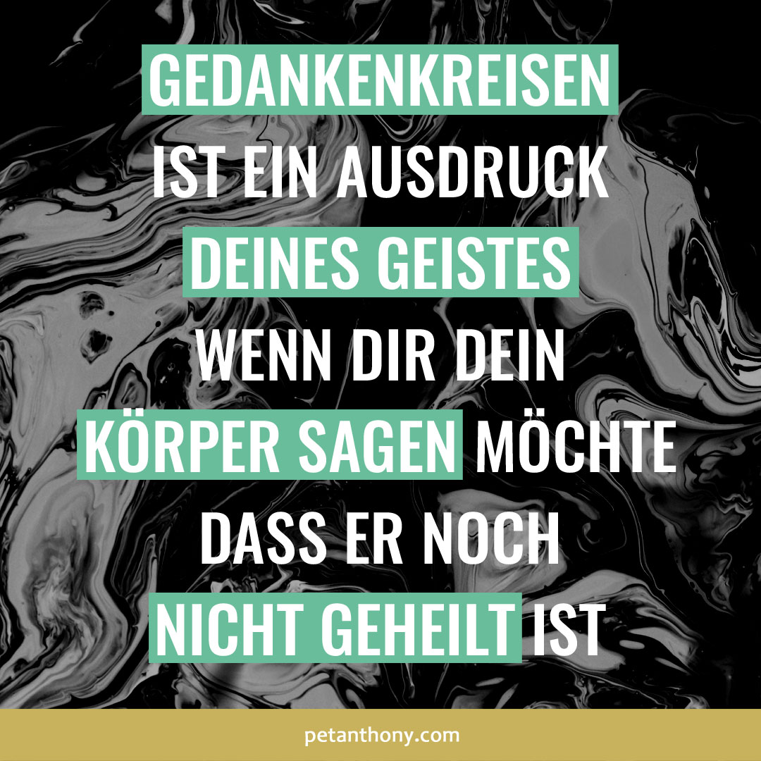 PetAnthonyMind's tweet photo. #entwicklungstrauma #nervensystem #gedankenkreisen

Als kleine Kinder sind wir noch nicht fähig uns selbst zu regulieren. Wir sind auf die Hilfe unserer Eltern angewiesen um mit unseren Gefühlen wie Angst, Wut oder Ärger umzugehen und sie zu verarbeiten. Wachsen wir in einer dysfunktionalen Familie mit empathielosen Eltern auf, dann sind wir diesbezüglich auf uns alleine gestellt und versuchen unsere Emotionen durch Selbstgespräche zu verarbeiten. Da dies nicht gelingen kann, schließt unser Körper diese unverarbeiteten Gefühle in den Muskeln ein.  

Als Folge dieses Entwicklungstraumas bleiben wir im Überlebensmodus gefangen und unser dauerhaft angespannter Muskelapparat signalisiert unserem Gehirn, dass die Gefahr noch nicht vorüber ist. Diese kognitive Dissonanz führt dazu, dass wir keine konstruktiven Lösungen für unsere Probleme finden können und uns stattdessen im Gedankenkreisen verlieren. 

In diesem Fall müssen wir daher als Erwachsene zuerst unseren Körper durch bewusste Regulation soweit in Entspannung bringen, damit unser Nervensystem in Balance und sich unser Geist entspannen kann.  

Wenn Du vom Ruminieren betroffen bist, dann kann ich Dir meinen Online-Hypnosekurs dazu empfehlen: https://t.co/c4g9jG9wI8

Und natürlich auch mein Buch zum Thema Entwicklungstrauma, welches Dich dabei unterstützen kann, die Ursachen besser zu verstehen, die Symptome zu erkennen und Dich auf den Weg der Heilung zu begeben: https://t.co/mCmnmrpLFx 

Alles Liebe 
Pet   

Veränderung ist immer möglich: https://t.co/yrKvAdV5Gb