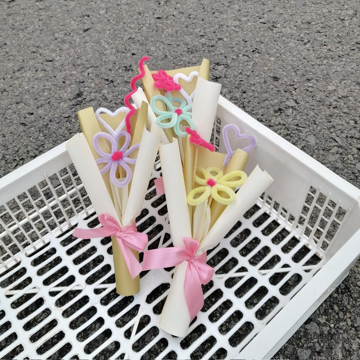milkteec's tweet photo. hallo gaiss aku jual buket pipe cleaner, dom jogja, co bisa lewat shopee (free ongkir) pengerjaan 1-3hari start 10ribu atau bisa request budget kalian disini dan kalo mau request buket snack bisa juga yaa https://t.co/5qpli5KWgU