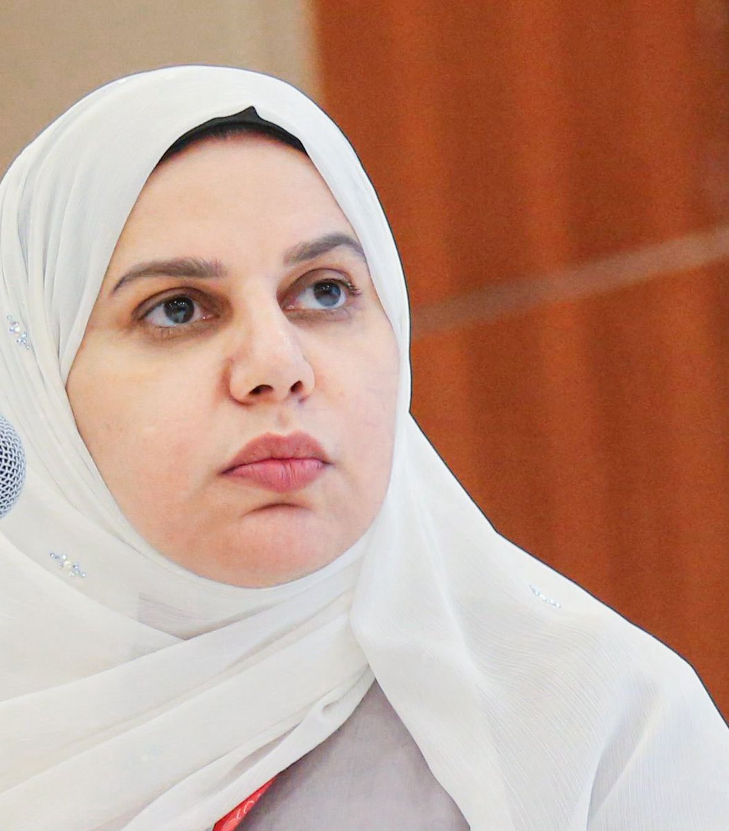 Al_BurhanMedia's tweet photo. هاجر العجمية: نؤسس لجيل من السائقات الواعيات… والقيادة الوقائية ليست شعاراً بل سلوك يومي"

   في وقت تتزايد فيه التحديات على الطرق، وتتعقد فيه وسائل النقل بفعل التكنولوجيا الحديثة، تأتي الحملة الوطنية للقيادة الوقائية للمرأة في سلطنة عُمان كمبادرة نوعية تتجاوز حدود التوعية التقليدية إلى منظومة تدريب وتمكين متكاملة، هذه المبادرة أطلقتها الجمعية العُمانية للسلامة على الطرق، بهدف المساهمة في تحويل قواعد السلامة المرورية إلى مهارات عملية راسخة، وإعداد نساء عُمانيات قادرات على قيادة المركبات على الطرقات بثقة ووعي وإدراك عالٍ، الأمر الذي يُسهم في حماية مستخدمي الطريق، وكذلك تعزيزًا لدور المرأة الاجتماعي والاقتصادي.

   عن تفاصيل هذه الحملة وأهدافها الاستراتيجية، كان لنا هذا الحوار مع هاجر بنت قمبر العجمية، رئيسة مجلس إدارة الجمعية العمانية للسلامة على الطرق حيث قالت : الطريق اليوم لم يعد كما كان قبل سنوات؛ سلوكيات الانتباه تغيّرت، والتقنيات الحديثة في المركبات والهواتف فرضت تحديات جديدة، المرأة العُمانية أصبحت أكثر حضورًا في سوق العمل والحياة العامة، وتنقّلها بأمان ضرورة وليست رفاهية، ونحن في الجمعية أردنا برنامجًا عمليًاً يحول القيادة الوقائية من مجرد نصائح إلى أسلوب حياة يومي يرافق السائقة منذ تشغيل المركبة وحتى عودتها إلى منزلها بأمان .

وأضافت ، نحن لا نقدم محاضرات نظرية فقط، بل برنامجنا يجمع بين الشرح التفاعلي والمحاكاة والتطبيق على الميدان، ويركز على مهارات مثل قراءة الطريق، إدارة السرعة، التعامل مع الظروف المفاجئة، واستخدام التكنولوجيا بوعي، إضافةً إلى الإسعافات الأولية وفحص المركبة السريع قبل الإنطلاق في كل رحلة، والأهم أننا نقيس أثر التدريب بمؤشرات واضحة لنضمن نتائج ملموسة وبالنسبة للفئات التي ستحظى بأولوية المشاركة في هذا البرنامج ضمن هذه الحملة أوضحت بأننا نستهدف سائقات مركبات الأجرة والنقل المدرسي الخاص ومقدّمات خدمات التوصيل، إلى جانب الشابات الحاصلات على رخص القيادة حديثًا، والأمهات اللواتي يعتمدن المركبة في شؤونهن اليومية، وخطتنا تشمل تدريب ألف امرأة في جميع المحافظات، بواقع مئة متدربة لكل محافظة، ومئتي متدربة لمحافظة مسقط وهناك عدة مراحل معتمدة لتنفيذ البرنامج حيث تمثل المرحله الاولى والتي ستنطلق من معهد السلامة المرورية في محافظة مسقط بطاقة استيعابية ل 25 متدربة لكل دورة تدريبية تستمر خمسة أيام، ولقد حظيت الحملة بدعم كريم ورعاية من الشركة العُمانية للغاز الطبيعي المسال، ونعمل كذلك بتنسيق وثيق مع شرطة عُمان السلطانية والمعاهد المعتمدة، كما نخطط لإعداد مدربات عمانيات معتمدات لتوسيع انتشار التدريب وتكريسه في جميع المحافظات ومن أجل نجاح البرنامج هناك مجموعة من الحوافز للمشاركات في هذا البرنامج حيث سيحصلن على اشتراك مجاني في منصة تعليمية رقمية تقدم محتوى تفاعليًا واختبارات قصيرة، إضافةً إلى تخفيضات على التأمين والصيانة وخدمة المساعدة على الطريق، و"حقيبة سلامة" تضم أدوات أساسية مثل مقياس ضغط الإطارات وقطّاعة حزام الأمان، فضلًا عن قسائم لاقتناء منتجات السلامة مثل مقاعد الأطفال وطفايات الحريق.

وقالت العجمية : سيتم قياس أثر هذه الحمله على أرض الواقع من خلال متابعتنا للبرنامج بمؤشرات أداء ومراجعات دورية لتحديث المحتوى بما يتماشى مع احتياجات الطريق الفعلية، وهدفنا ليس تنفيذ دورة عابرة، بل بناء ثقافة وقائية مستدامة تنتقل من السائقة إلى أسرتها ومحيطها، ما يسهم في تقليل الحوادث وخفض تكاليفها الاقتصادية.

واختتمت حديثها بالقول : من خلال جريدة عمان ندعو النساء إلى التسجيل في الحملة بواسطة قنوات الجمعية، ولكون الجمعية أهلية وتعمل على تنفيذ مبادرات موجهة نحو المجتمع، فأنا أتوجه للمؤسسات بالدعوة نحو تبني ودعم مبادرات الجمعية، كذلك من المهم استضافة جلسات توعية قصيرة في المدارس والجامعات، فالسلامة مسؤولية مشتركة… وكل خطوة صغيرة على الطريق تصنع فرقًا كبيرًا.

#شبكة_صحم_الاعلامية