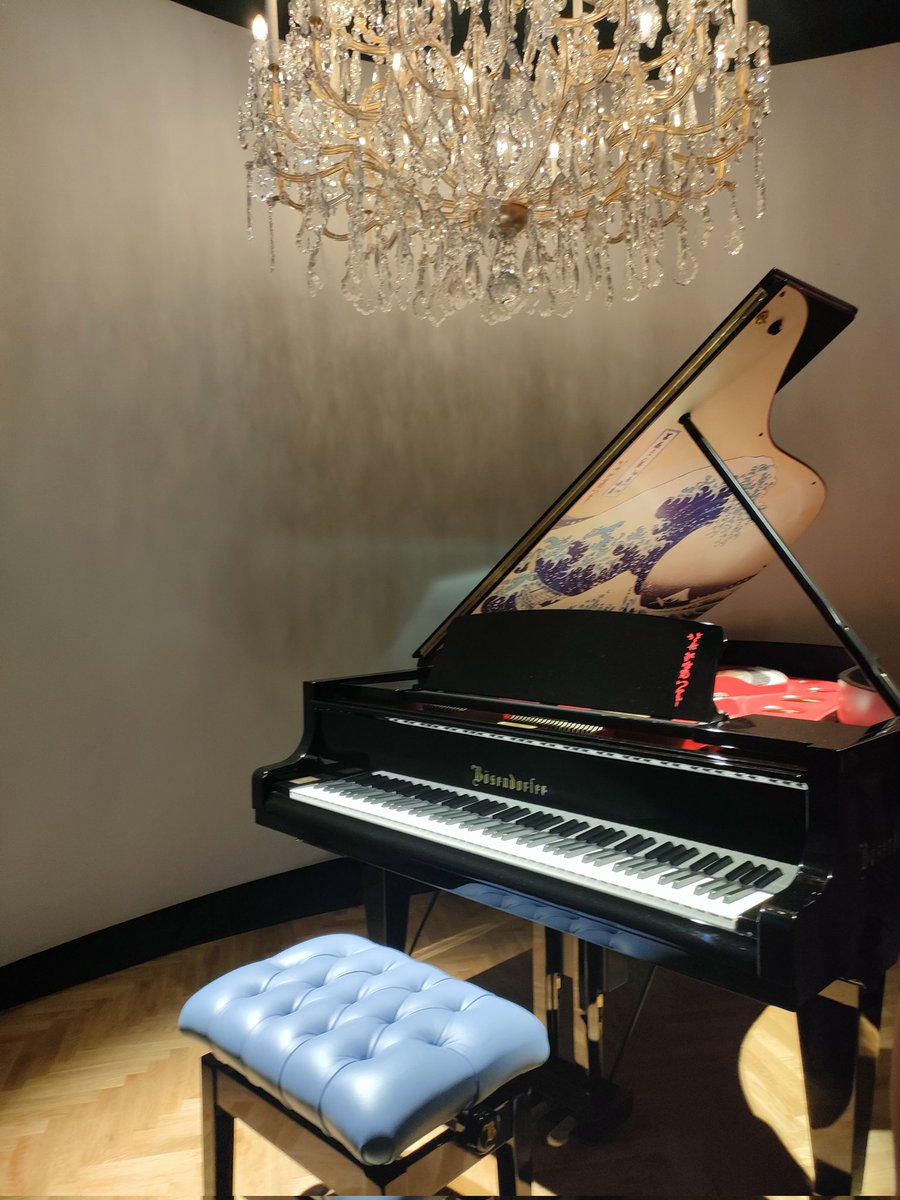 asuran's tweet photo. オーストリアパビリオンに綺麗なピアノが展示されてた🎶 https://t.co/HVP8XFmdUD