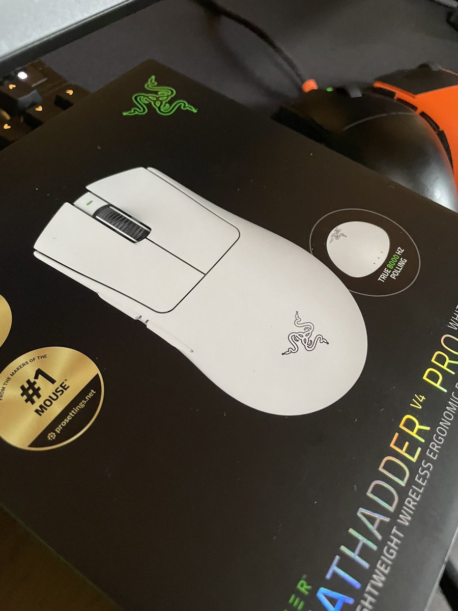 JsonDQX's tweet photo. 左右非対称マウス使ってみたくて買った！
マウスパッドも新しいの買ったから届くのたのしみ😆 https://t.co/9zVDAOg3oN