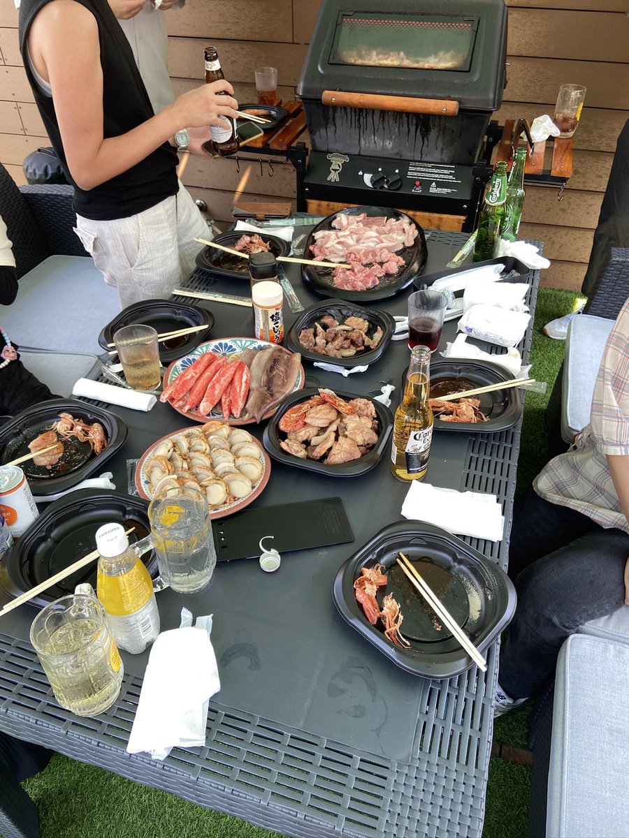 gyosyo_npm's tweet image. 先日は堺支部の若手メンバー(概ね登録5年以内)でビアガーデン？BBQ？に行ってきました🍖🔥

BBQに流しそうめん、暑すぎたので途中からは屋内に移動してダーツやビリヤードなどを楽しみました🎯✨
ダーツ500点超えたかったけどまさかの499…😭

その後は二次会、三次会と大変楽しい1日でした🥰