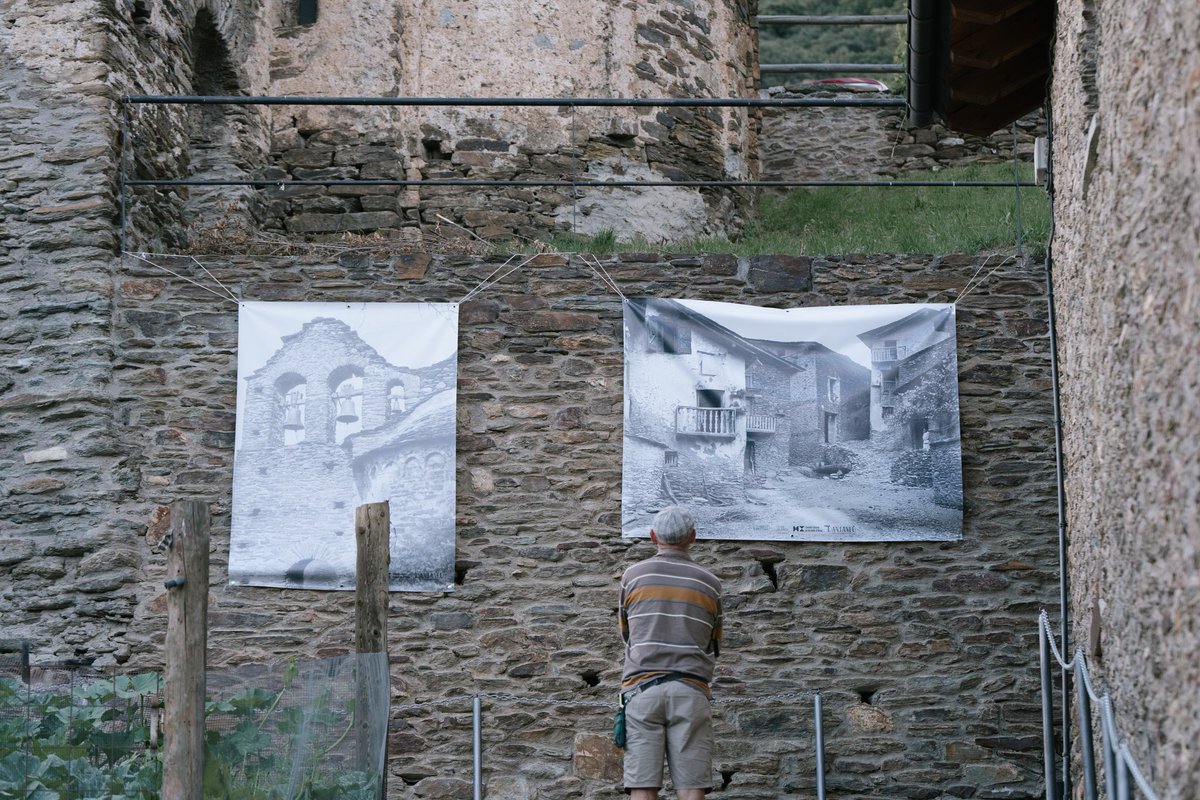 👁️ Si aquest estiu heu passejat per racons aneuencs haureu topat amb l'exposició mural 'Bressols de pedra: microhistòries de les Valls d’Àneu' a partir dels fons fotogràfic de l'<a href="/ArxiuJoanBlanco/">Arxiu d'imatges Joan Blanco</a>.