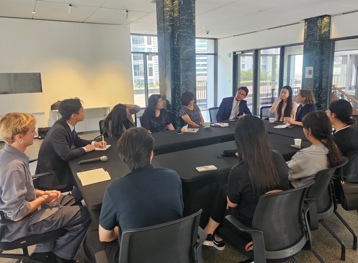 주한 🇫🇷 대사관은 북한인권정보센터 <a href="/twtNKDB/">Database Center for North Korean Human Rights</a> 와의 협력 프로그램의 일환으로 한국 내 탈북 여성 5명을 맞이했습니다. 이들은 대사관 관계자들과 그들의 경험과 🇰🇷에서의 🇫🇷의 활동에 대해 이야기를 나누었습니다.