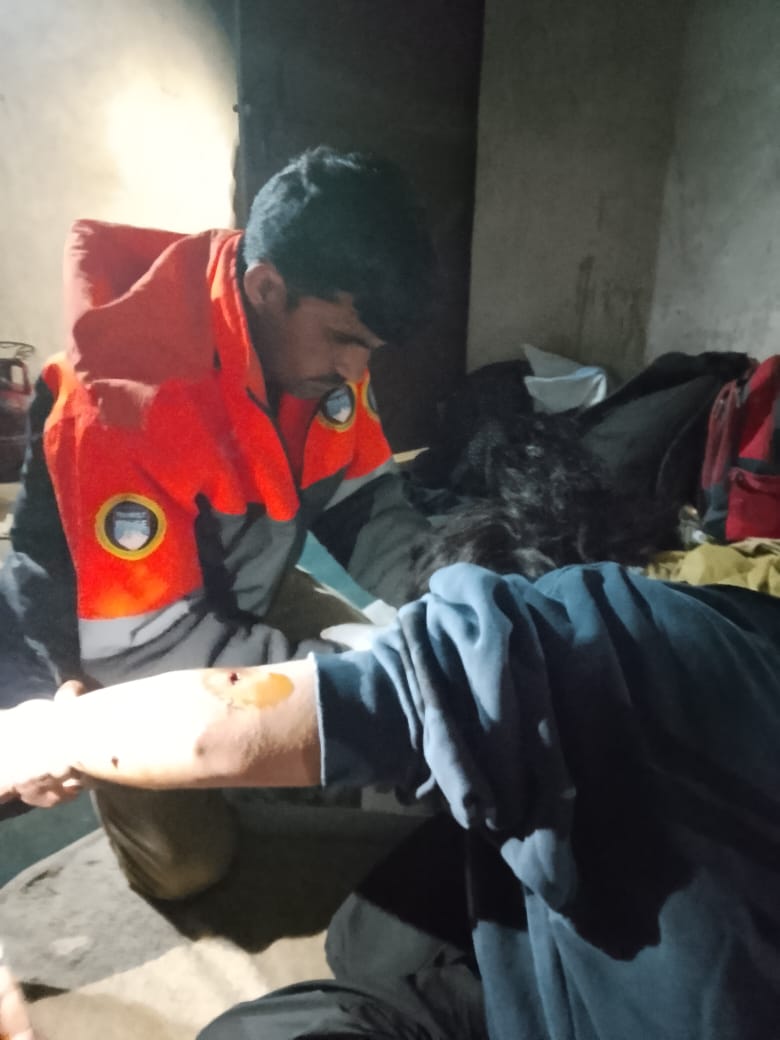 TouristPoliceGB's tweet photo. Tourist police GB responded swiftly to an incident at Bara Pani in Deosai last night, where a bear suddenly attacked the tent of renowned singer Qurat-ul-Ain Baloch. Thanks to their prompt action, the singer was rescued and the bear was chased away and first aid was given. https://t.co/i3gdwTEGpy