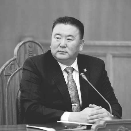 Насаар ордонд "амьдарчихаад" унаж үхнэ гэхээр их сонин. Таньж мэдэхгүй газар байсан бол яаая гэхсэн? Бүр сонин нь ордонд ганцхан байдаг камергүй газарт