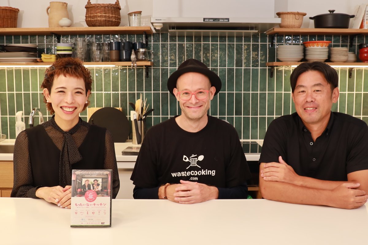 takakodeli's tweet photo. 「私の仕事はゴミ箱ダイバーです」
映画『もったいないキッチン』主演・監督ダーヴィドさんとプロデューサー関根さん( @sekinekenji ) 
食べ物をもったいないと思う気持ち、もっともっと大切にしたいですね。
🎧 #ぼくみな 配信中
@MottainaiK 
@cookpad_jp 
#クックパッドのポッドキャスト #もったいないキッチン #食品ロス