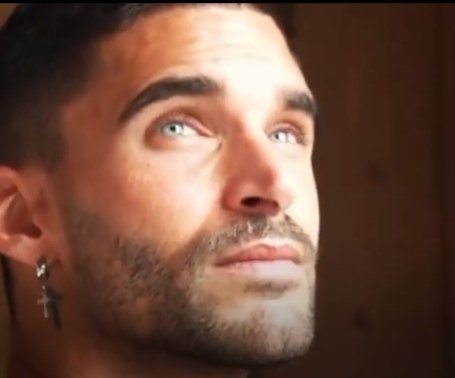 Fue el primer concursante en entrar en la casa, y el primero que me cautivó, no me equivoqué. Un año después lo volvería a elegir.  Buenos días, hoy celebramos. 💙 #Violedi5S