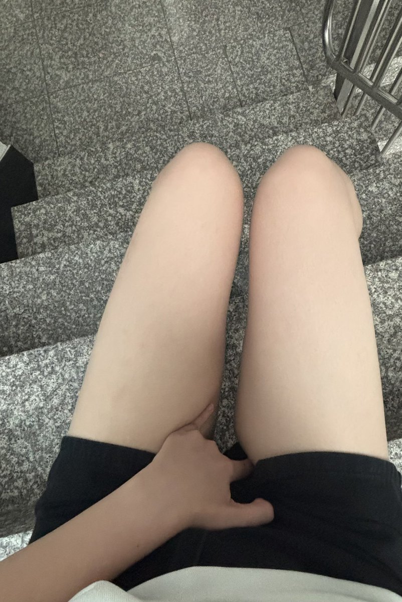 highhirl's tweet photo. 비상계단녀 https://t.co/a2uhtONBdq