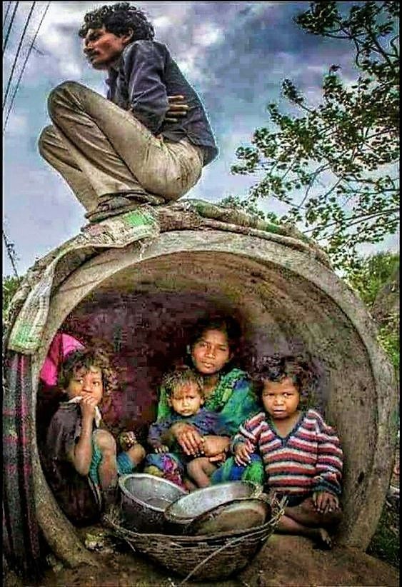 GST पर बहस, पर भूख का कोई स्लैब नहीं होता।

भारत में GST की बहस अक्सर टैक्स स्लैब
(5%, 12%, 18%, 28%) में उलझी रहती है। 

लेकिन उन करोड़ों लोगों के लिए, जो भूख और गरीबी की हालत में एक सीमेंट के पाइप को घर बनाकर रह रहे हैं, इन स्लैबों का कोई मतलब नहीं है।

जब थाली खाली हो और रोटी