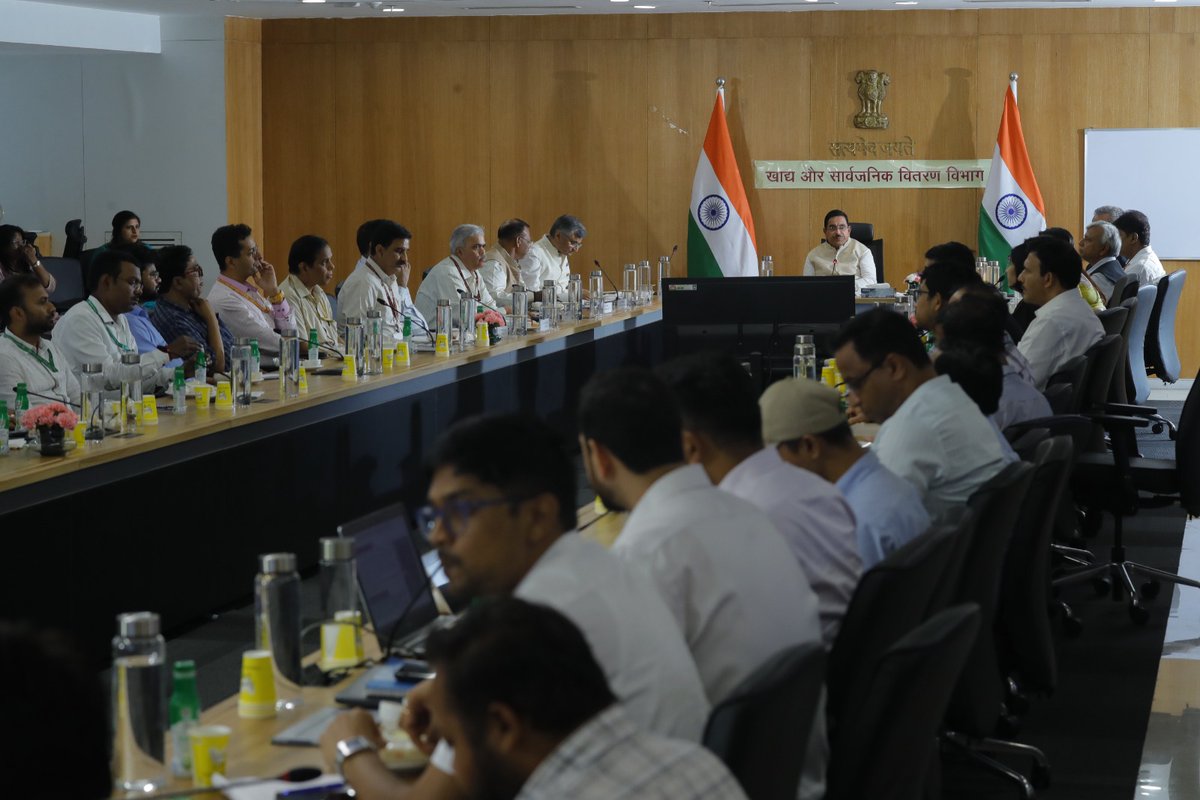 Hon’ble Union Minister Sh. Pralhad Joshi launched a report on “Strengthening Public Distribution System in Aspirational Districts”. 
The occasion was graced by the presence of Hon’ble Member NITI Aayog and Secretary, DFPD along with officers from the department and FCI.

#DFPD