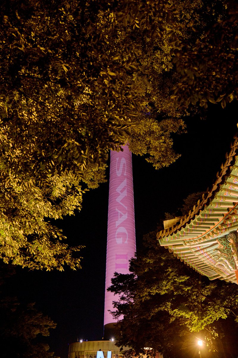 slist2015's tweet photo. 저스틴 비버, 남산 서울타워 핑크빛 물들이며 'SWAG II' 발매 소식 공개

#저스틴비버 #저스틴비버앨범 
#JustinBieber
#JustinDrewBieber 
@justinbieber 
#SWAGII  
#SWAGIIISCOMING 
#SWAG2  
⬇️관련기사⬇️
https://t.co/ulPwKq4uT9 https://t.co/T8chuNd5qu