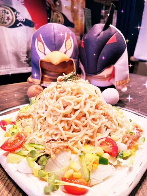 普通のぬいと比べて巨大なのでなかなか連れ出せなかったホルセト…こちらは店内ぬいまみれなので勇気をもらいつつ 叔父様!ラーメンサラダのピラミッドですよ!!
