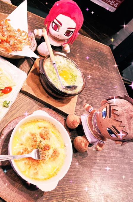 普通のぬいと比べて巨大なのでなかなか連れ出せなかったホルセト…こちらは店内ぬいまみれなので勇気をもらいつつ 叔父様!ラーメンサラダのピラミッドですよ!!