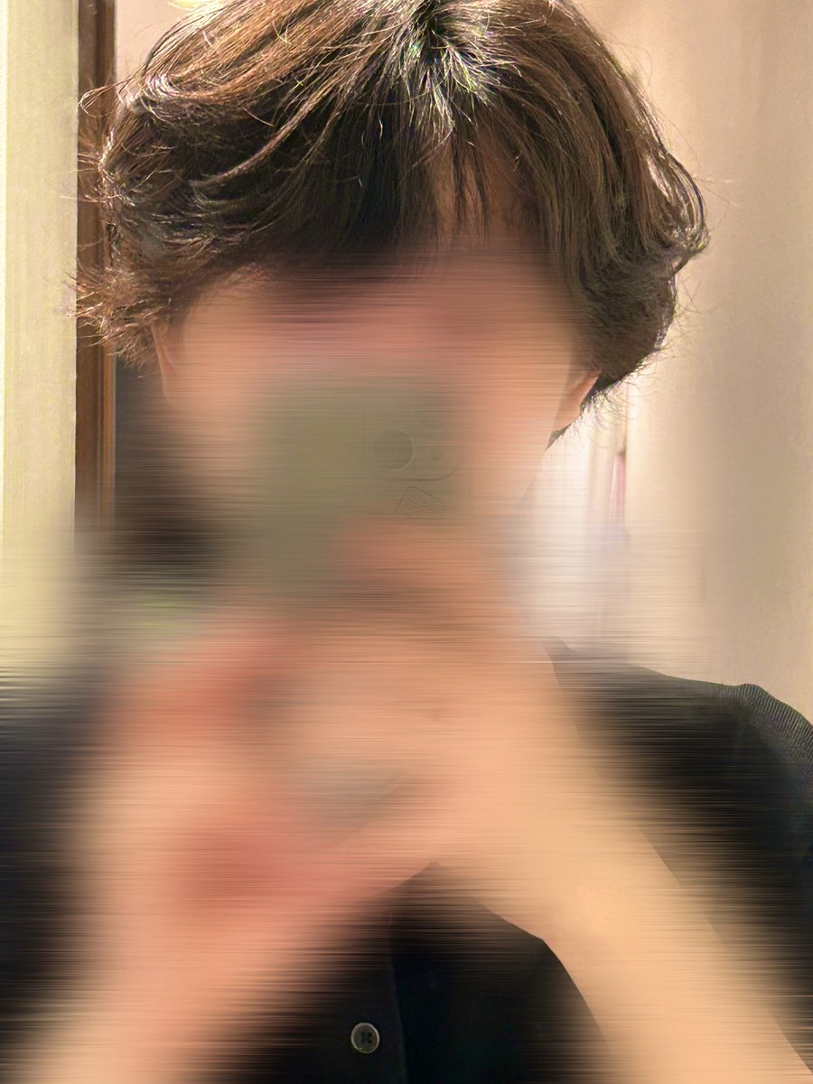 センター分けしてたはずなのに、半日後に湿気でほぼ下ろしみたいになってる