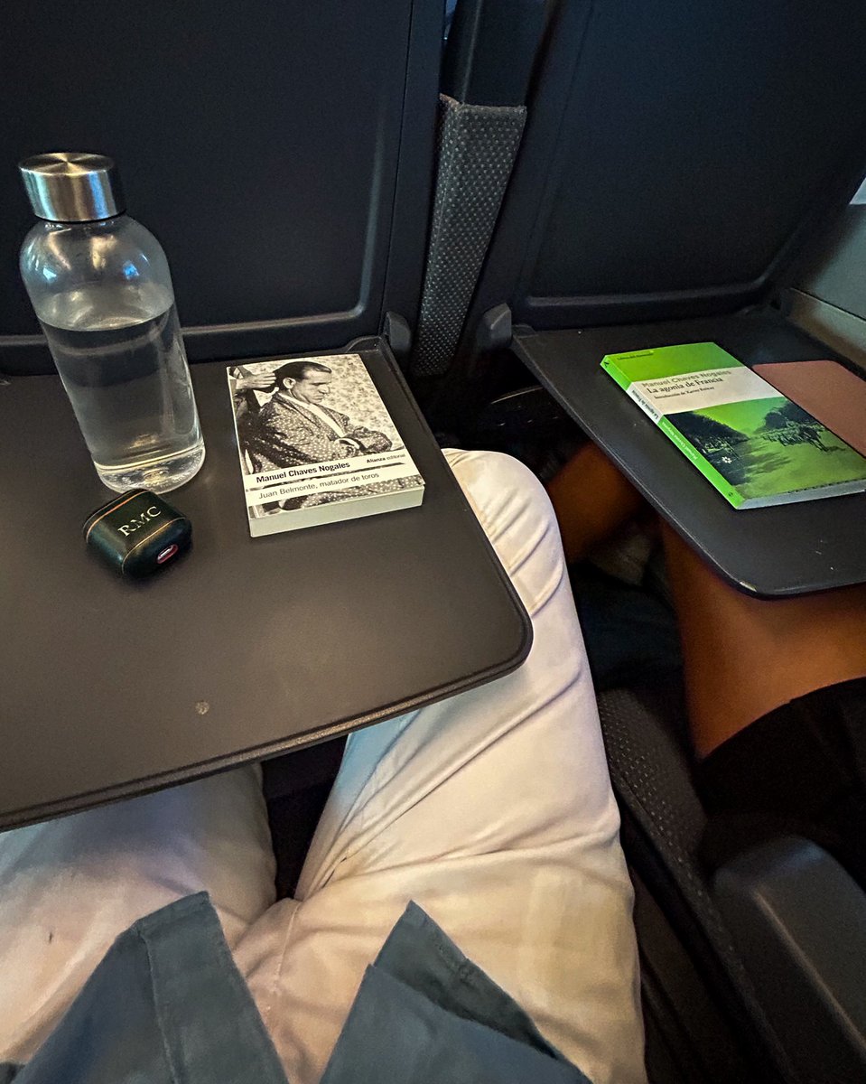 Juan Belmonte, matador de toros, Manuel Chaves Nogales (él).

La agonía de Francia, Manuel Chaves Nogales (ella).