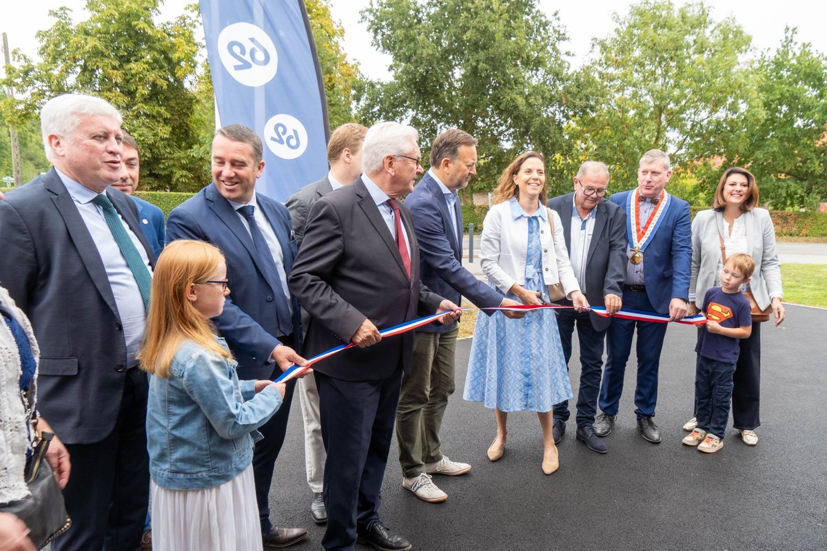 Prefet62's tweet photo. Sophie PagĂšs, sous-prĂ©fĂšte de #SaintOmer, a participĂ© aux cĂŽtĂ©s de Jean-Claude Leroy, prĂ©sident de @pasdecalais62, et de Damien Morel, maire de #Clairmarais, Ă lâinauguration de la mairie et de lâespace culturel rĂ©novĂ©s.
Avec le soutien de lâĂtat et de partenaires financiers, ces rĂ©novations, inscrites dans une dĂ©marche de performance Ă©nergĂ©tique BĂątiment Basse Consommation (BBC), offrent dĂ©sormais aux citoyens et aux associations des locaux modernisĂ©s, plus confortables et respectueux de lâenvironnement.