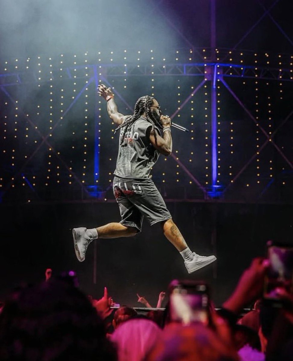 Burna Boy doesn’t follow trends as others would rather, HE sets his own TREND! A trend setter!