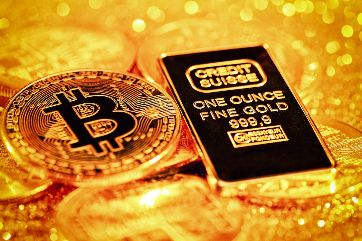金とBTCのチャートがここまで重なるのは偶然ではないかもしれません。

どちらも「信用の逃避先」として機能してきた歴史があります。

国家が管理する通貨が揺らぐと、人々は金へ、そして今は #Bitcoin へと動く。

必然といえば必然です。