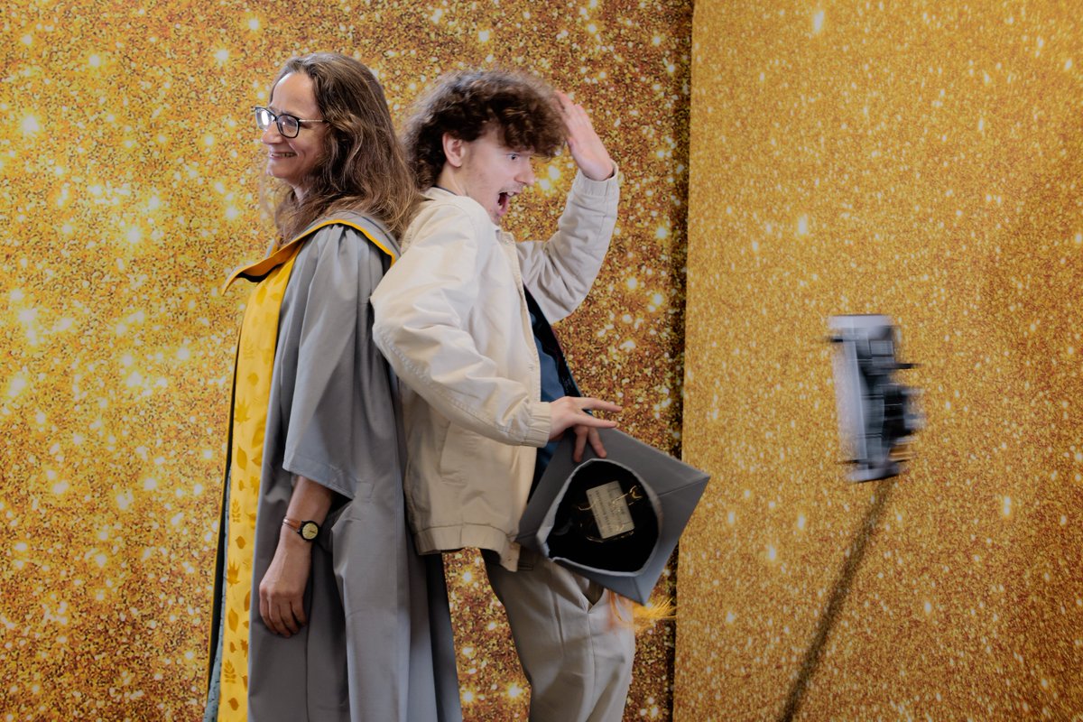 SOASalumni's tweet image. 📸 Pictures of the Day
A huge shout-out to our amazing Alumni Team! ✨
They treated our graduates to a 360° photobooth, a chance to “write a letter to your future self,” plus free cupcakes, mugs, tote bags, and even SOAS teddy bears.
👉 soas.ac.uk/about/alumni