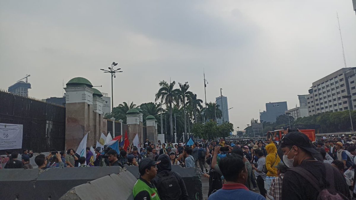 barengwarga's tweet photo. Kawan-kawan mahasiswa dan warga terus berdatangan, barisan aksi semakin padat memenuhi depan DPR RI ✊ https://t.co/OANWlPGs3V