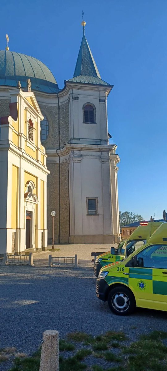 Josef Kvasnička (@kvasnicka_ct) on Twitter photo Ufff…! Tohle zkoumání chutí málem nedopadlo…Parta kluků na Hostýně na Kroměřížsku požila kuličky rulíku zlomocného. Smrtelnou dávkou pro děti může být jen 3-5 bobulí. Dva kluky po zajištění vitálních funkcí převezla <a href="/zzs_zk/">Zdravotnická Záchranná Služba Zlínského kraje</a> do nemocnice v Kroměříži, budou naštěstí v pořádku 👍! Ufff…! Tohle zkoumání chutí málem nedopadlo…Parta kluků na Hostýně na Kroměřížsku požila kuličky rulíku zlomocného. Smrtelnou dávkou pro děti může být jen 3-5 bobulí. Dva kluky po zajištění vitálních funkcí převezla <a href="/zzs_zk/">Zdravotnická Záchranná Služba Zlínského kraje</a> do nemocnice v Kroměříži, budou naštěstí v pořádku 👍!