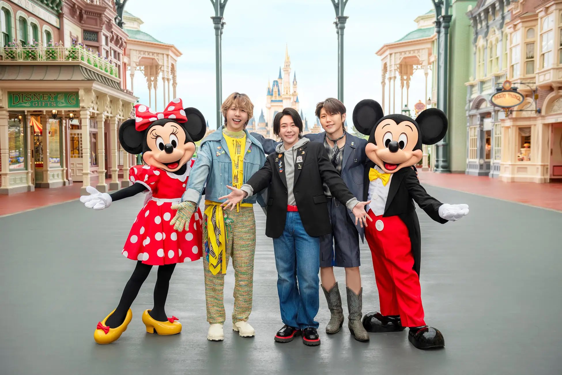 ディズニー × Mrs.GREEN APPLE ストラップ　サマー・クールオフ ディズニー スマホストラップ サマークールオフ Mrs GREEN APPLE