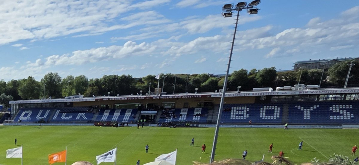 Pluima's tweet image. Mooi man die verwarmde stoelen,zal best wel wat geld in het laadje leggen voor de BC,maar snappen die lui niet dat je ze ook in het wit kan bestellen zodat de naam Quick Boys gewoon te lezen blijft of is dat gewoon bijkomende schade?