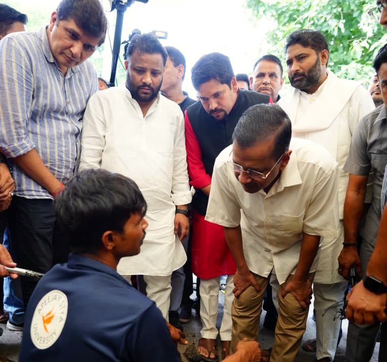 दिल्ली में बाढ़ जैसे हालात:

CM रेखा गुप्ता जनता को लावारिस छोड़कर पाखंडी बाबा की सेवा कर रही

पूर्व मुख्यमंत्री अरविंद केजरीवाल पीड़ितों के पास उनकी पीड़ा जान रहे हैं।

कोहिनूर और पत्थर में फर्क तो होता है

Delhi CM.                                              Former CM