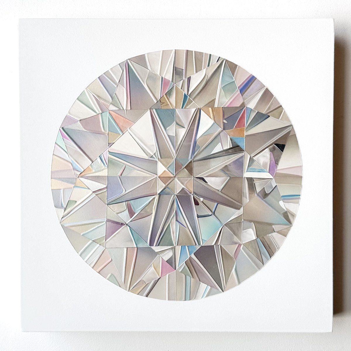 オーロラ シルバー 宝石のきらめきに「見る角度によって色が変わる