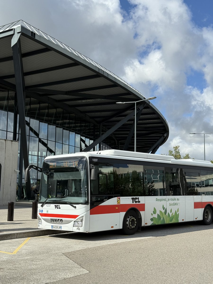 📢 NOUVEAUTÉ ! 

La nouvelle ligne de bus C200 proposée par <a href="/TCL_SYTRAL/">TCL</a> permet de rejoindre l'aéroport en - de 45 min au départ de Vaulx-en-Velin, pour seulement 2,10 €. ✈️

📲 Plus d'infos : loom.ly/1i1oOUY

<a href="/vinciairports/">VINCI Airports</a>
#FlyFromLyon #Nouveauté #Bus