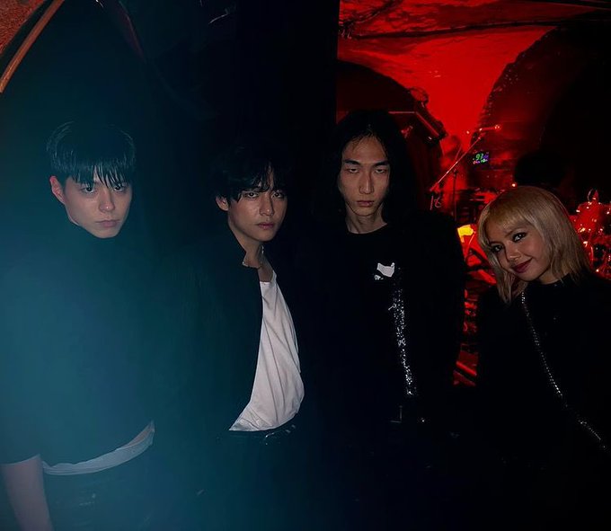 kalamaleila's tweet photo. taehyung and lisa have had the funniest photos together man 😭😭😭😭 https://t.co/T35qOUtroW