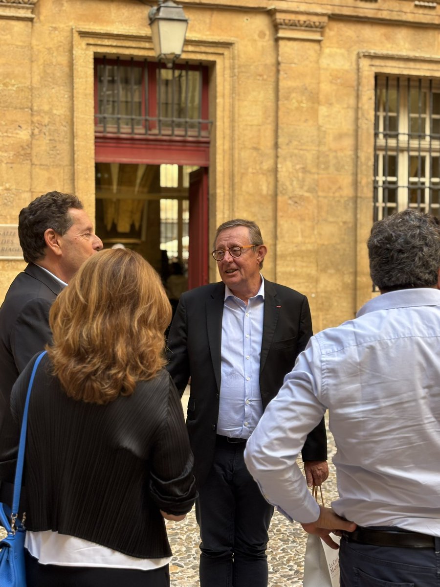 Hommage à Mohand Sidi Saïd : un parcours exemplaire, de Pfizer à l’écriture, toujours tourné vers les autres.

Un moment de reconnaissance partagé avec <a href="/Philippe_Kln/">Philippe Klein</a> et <a href="/BendeleBeatrice/">Beatrice Bendele</a>.

#AixAutrement #Aixenprovence