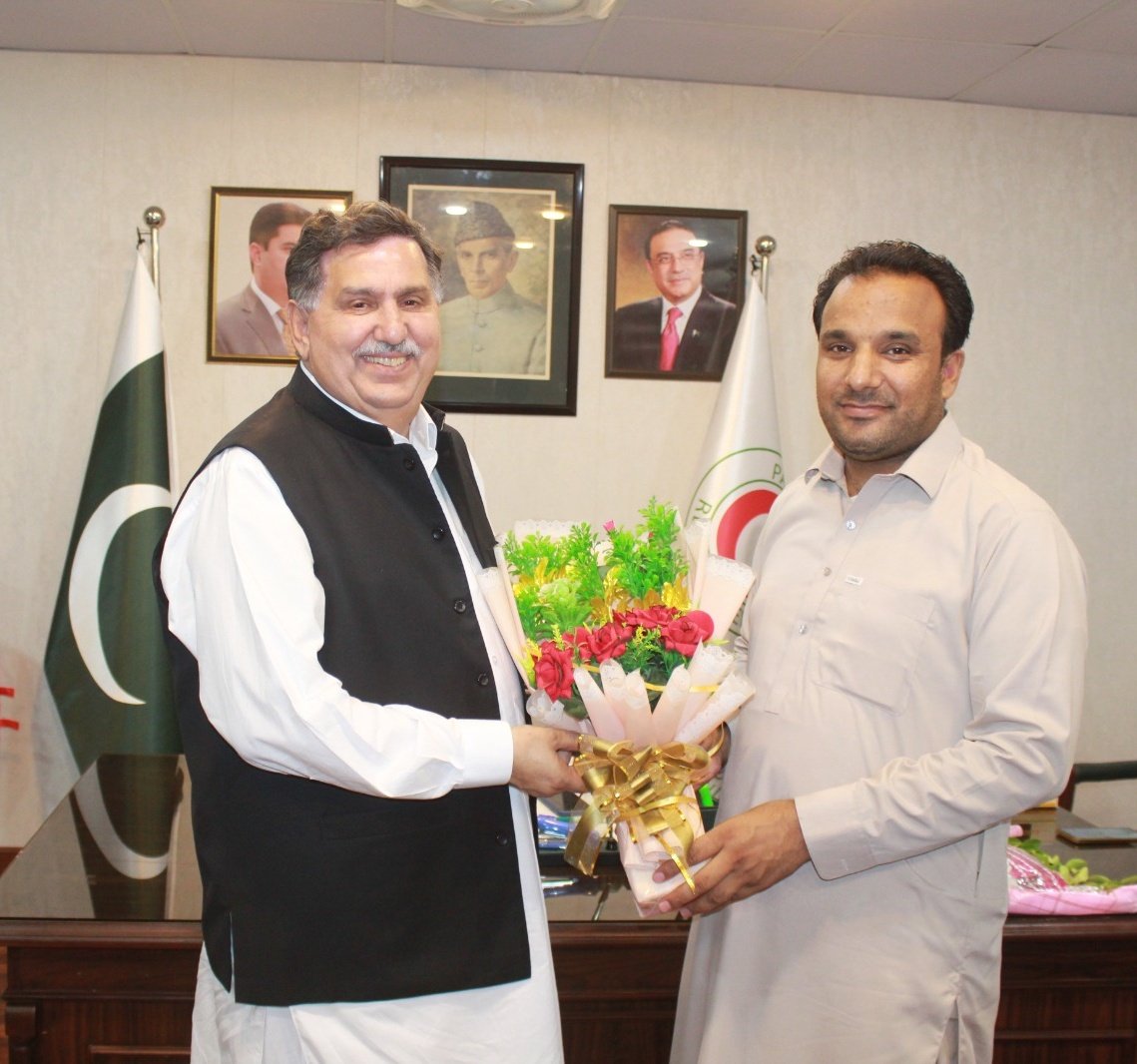 ہلالِ احمر خیبرپختونخوا کے نو منتخب چیئرمین فرزند علی وزیر سے ان کے دفتر میں ملاقات کی۔

فرزند علی وزیر کو چیئرمین منتخب ہونے پر دلی مبارکباد دی اور نیک خواہشات کے طور پر پھولوں کا گلدستہ بھی پیش کیا
<a href="/BBhuttoZardari/">Bilawal Bhutto Zardari</a>