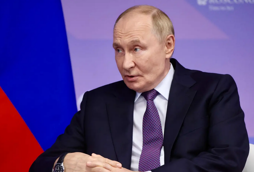🤡 Vladimir Poutine redécouvre le concept de “cible légitime”

Au Forum économique de l’Est (5 sept.), le président russe a menacé :
👉 "Toute troupe étrangère en Ukraine sera une cible légitime de destruction".
Un petit chef de guerre qui bombarde hôpitaux &amp; écoles, mais qui