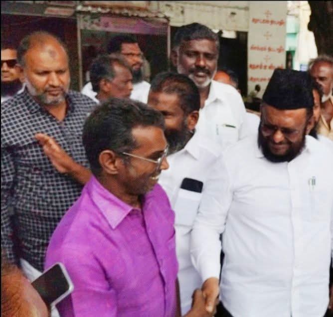 KuthaMohamed's tweet photo. செப்டம்பர் 05.
#ஆசிரியர்_தின_நல்வாழ்த்துக்கள்...

சமுதாயத்தில் அடையாளம் காட்டி நல்வழிப்படுத்திய மனிதநேயத்தின் பண்பாளர் எங்கள்
பேராசிரியர் முனைவர் #Dr_MH_ஜவாஹிருல்லாஹ்
M.B.A., M.Phil., Ph.D. அவர்களுக்கு.

ஆசிரியர் தின நல்வாழ்த்துக்கள்...

@jawahirullah_MH 
@tmmkhqofficial https://t.co/FPAd1Like8